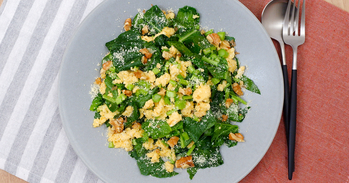 簡単でおしゃれな一皿「ソフトケールとスクランブルエッグのサラダ」 おうちごはん