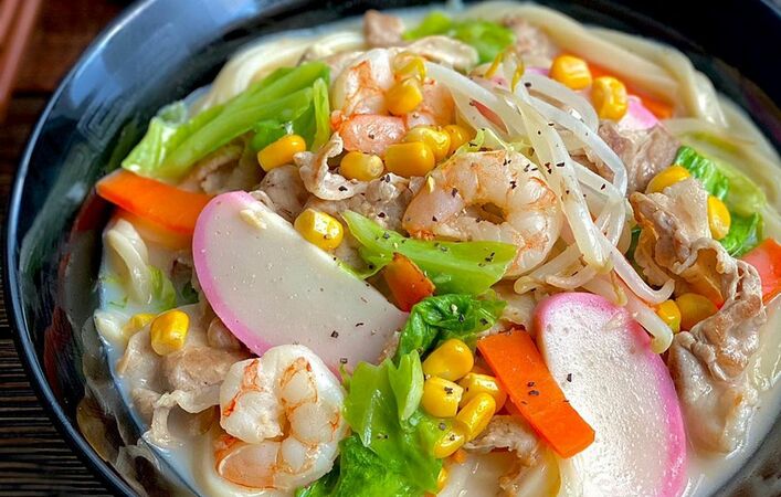 お肉も野菜もとれて体ポカポカ！これ一杯で大満足できる、冷凍うどんアレンジ