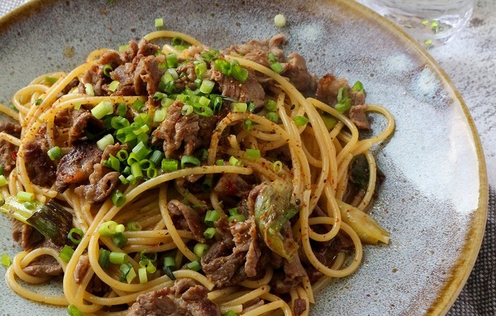 年の瀬は一皿でしっぽり。さっと作れてお酒がすすむ「牛肉とねぎの柚子胡椒パスタ」