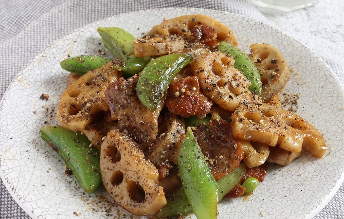 ごはんもください！スパイシーでガツンとうまい「豚バラとれんこんのW胡椒炒め」