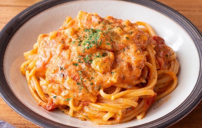 生トマトとWチーズでコク旨！「トマト丸ごとで作る濃厚トマトクリームパスタ」