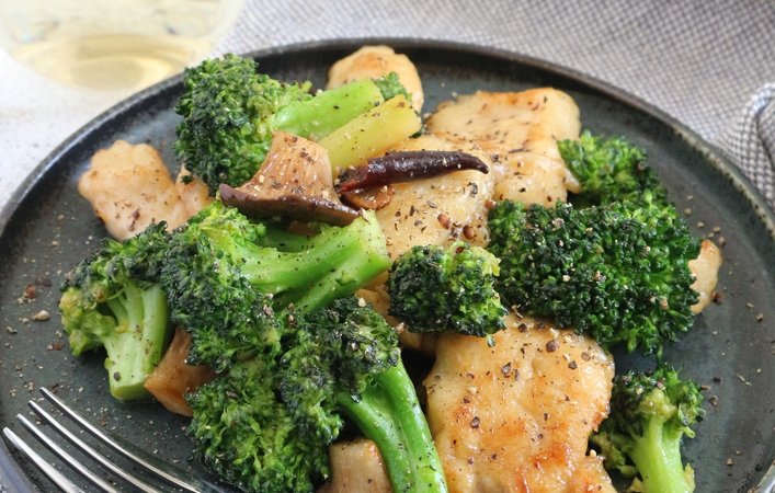 焼くだけで絶品のヘルシーおかず「ブロッコリーと鶏むね肉のペペロン風」