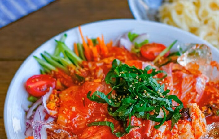 ひんやりピリ辛がやみつき！お刺身と野菜で楽しむ韓国の「ムルフェ（물회）」を紹介
