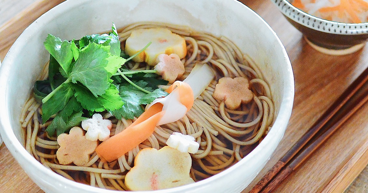 年越しそばは華やかに！今すぐマネできる盛り付けのコツ2点 | おうちごはん