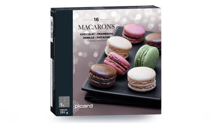 4種類のマカロン(チョコレート、フランボワーズ、バニラ、ピスタチオ)